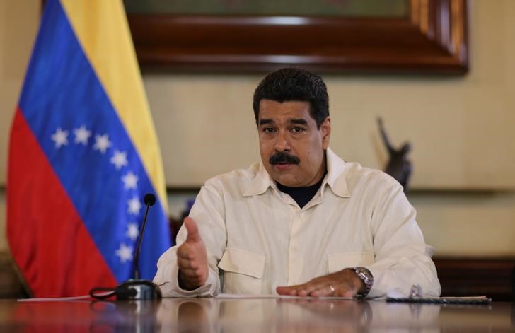 © Reuters. Venezuela's President Nicolas Maduro speaks during a meeting with ministers at Miraflores Palace in Caracas