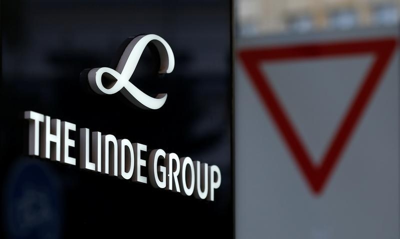 © Reuters. Linde Group logo is pictured close to a traffic sign near its headquarters in Munich