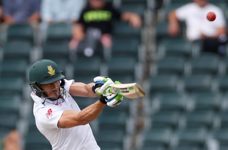 © Reuters. South Africa's du Plessis plays a shot during the third cricket test match against England in Johannesburg