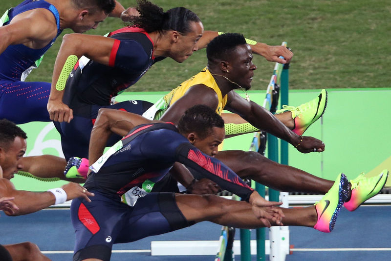 © Reuters. مكلاود يمنح جاميكا ذهبية سباق 110 أمتار حواجز