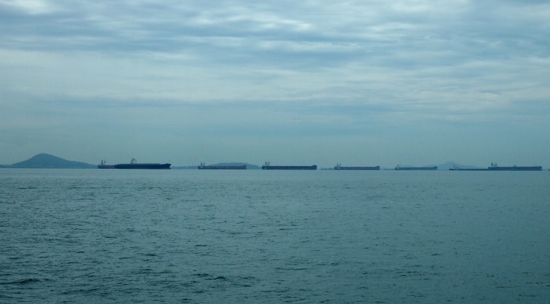 © Reuters. Tankers in the Strait of Singapore