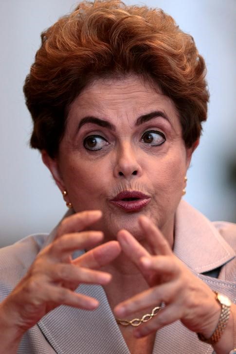 © Reuters. La suspendida presidenta brasileña Dilma Rousseff en una conferencia con medios de prensa extranjeros en Brasilia