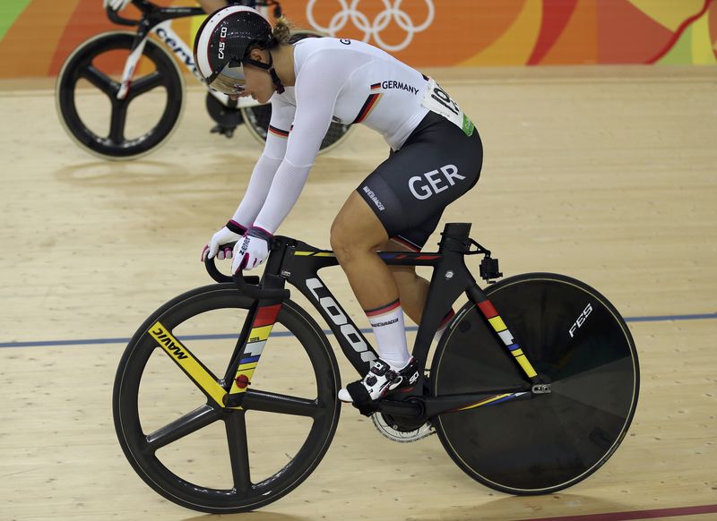 © Reuters. Ciclista alemana pierde asiento, pero gana el oro olímpico