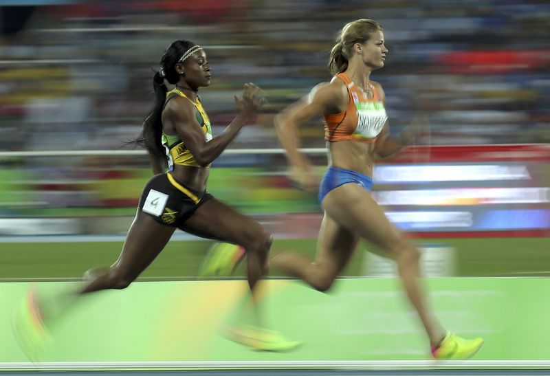 © Reuters. La holandesa Schippers marca el ritmo en las semifinales de los 200 mts de Río