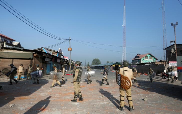 © Reuters. Indian policemen patrol on a street during a curfew in Srinagar