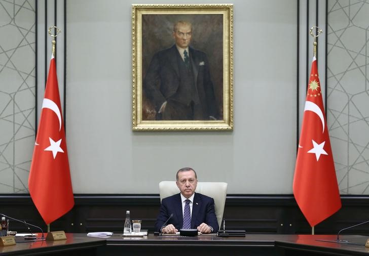 © Reuters. Turkey's President Tayyip Erdogan chairs a cabinet meeting at the Presidential Palace in Ankara