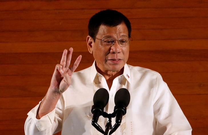 © Reuters. Philippine President Rodrigo Duterte gestures during his first State of the Nation Address at the Philippine Congress in Quezon city, Metro Manila