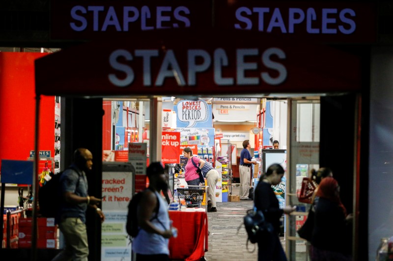 © Reuters. Customers pass by the Staples store in Manhattan, New York