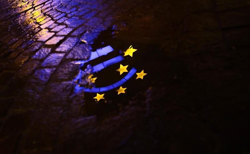 © Reuters. Euro sculpture is partially reflected in a puddle in front of the headquarters of the ECB headquarters in Frankfurt