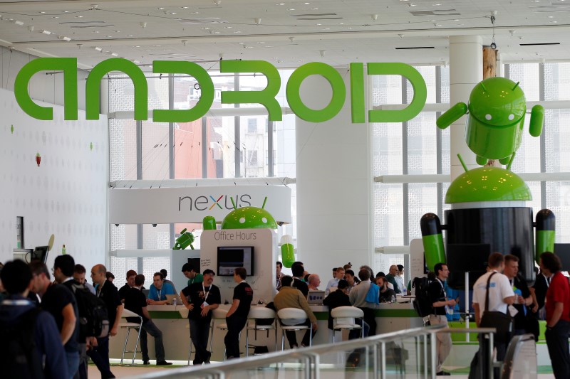 © Reuters. Attendees gather at the Android developer sandbox during the Google I/O Conference in San Francisco