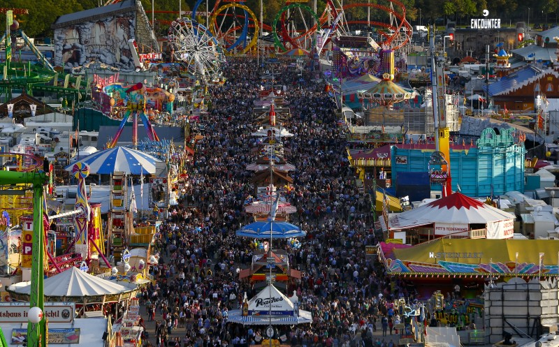 © Reuters. A general view shows the festival ground during the opening day of the 182nd Oktoberfest in Munich