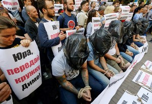 © Reuters. Activists attend rally demanding dismissal of prosecutors whom activists said were involved in illegal arrest and torturing of employees of national anti-corruption bureau in Kiev