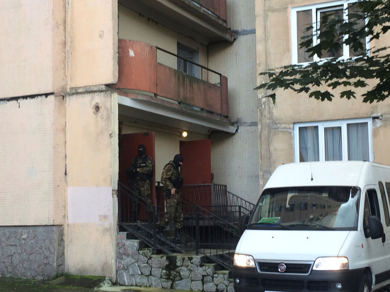 © Reuters. Members of Russian special forces are seen near residential house where four militants were killed in counter-terrorism operation in St. Petersburg