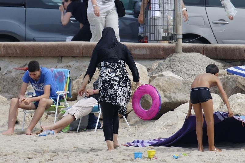 © Reuters. Policía en Cannes realiza controles a mujeres que usaban burkinis prohibidos