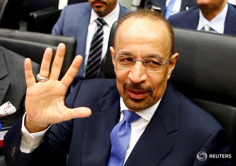 © Reuters. Saudi Arabia's Energy Minister al-Falih talks to journalists before a meeting of OPEC oil ministers in Vienna
