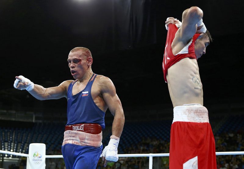© Reuters. Irlandês Conlan tira a camisa após luta contra russo Nikitin na Rio 2016