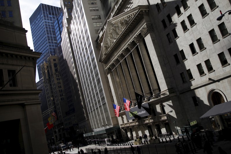 © Reuters. The New York Stock Exchange building is seen from Wall Street in Lower Manhattan in New York