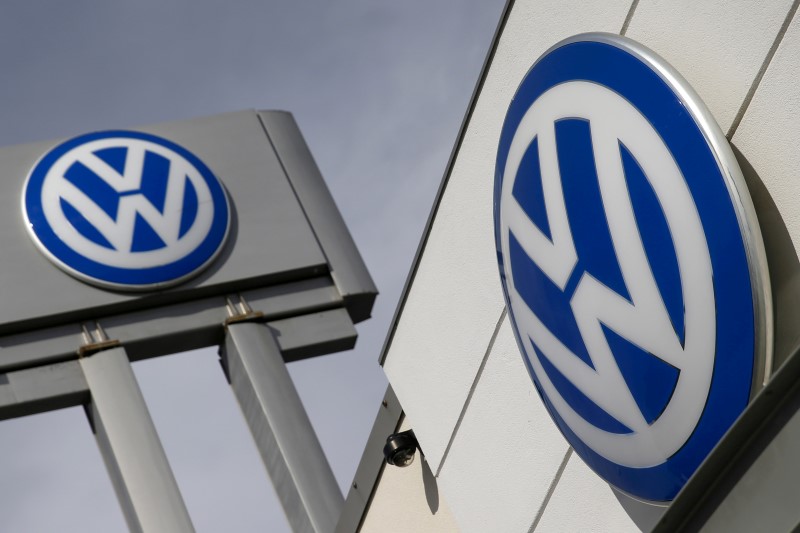 © Reuters. The logos of German carmaker Volkswagen is seen at a VW dealership in the Queens borough of New York