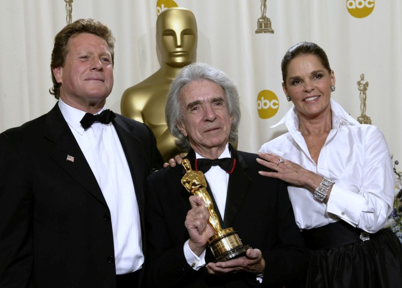 © Reuters. Arthur Hiller segura seu prêmio humanitário Jean Hersholt ao lado de Ryan O'Neal e Ali McGraw durante a premiação do 74 º Oscar, em Hollywood, na Califórnia