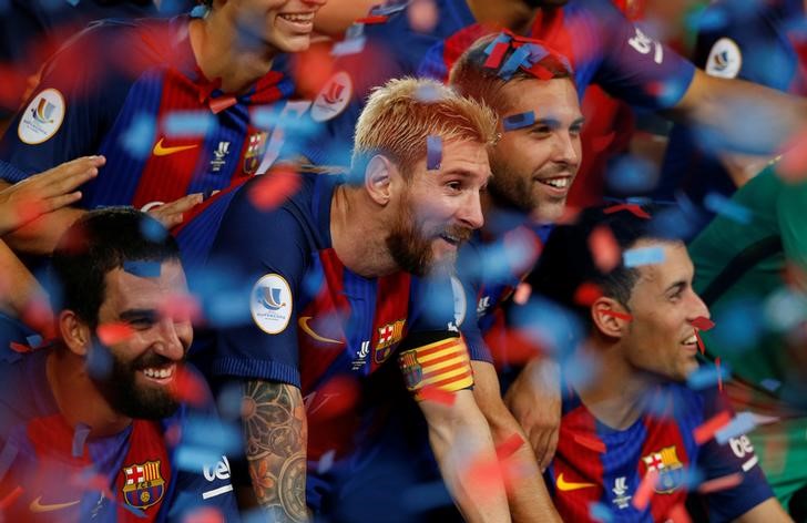 © Reuters. توران الرائع يمنح برشلونة لقب كأس السوبر الاسبانية