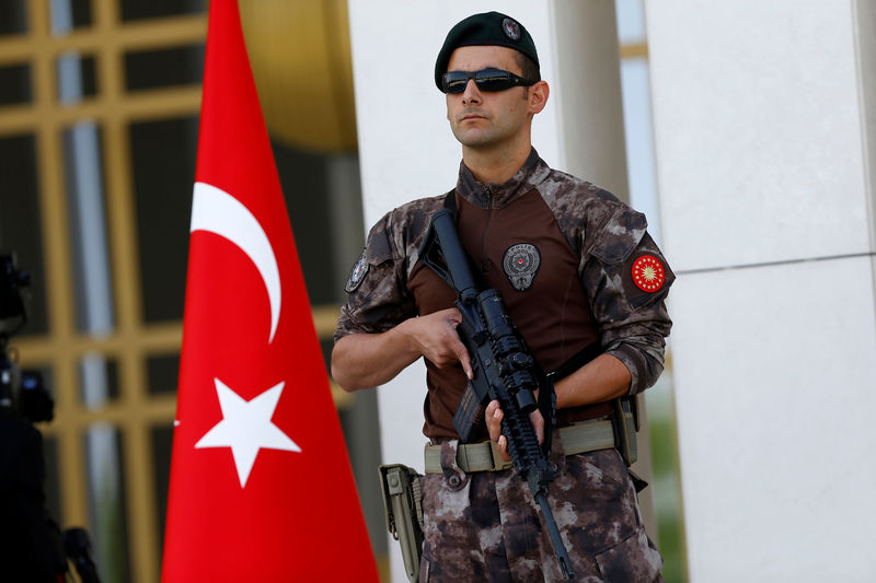 © Reuters. A Turkish special forces police officer guards the entrance of the Presidential Palace in Ankara