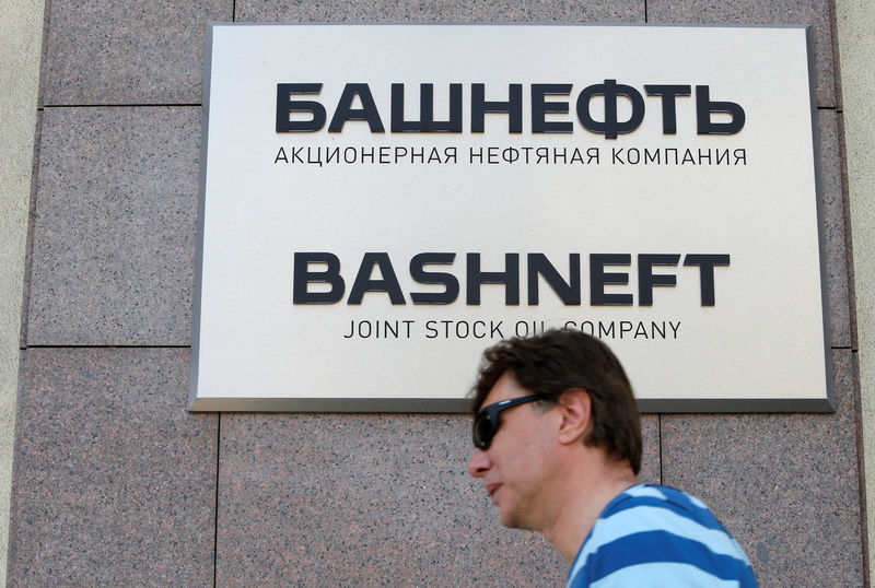 © Reuters. Man walks past headquarters of Russian state-owned oil producer Bashneft in Moscow