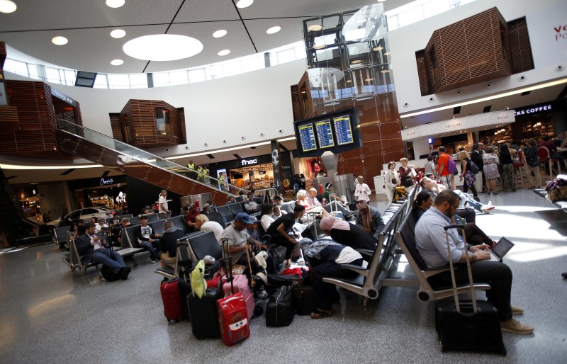 © Reuters. Passengers wait for their flights at Lisbon's airport