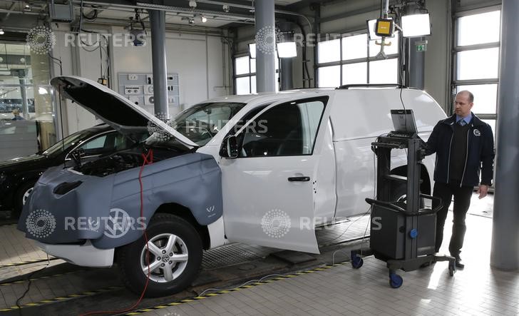 © Reuters. A technician performs a Volkswagen's diesel-emissions software update on an Amarok car at a VW dealer in Berlin