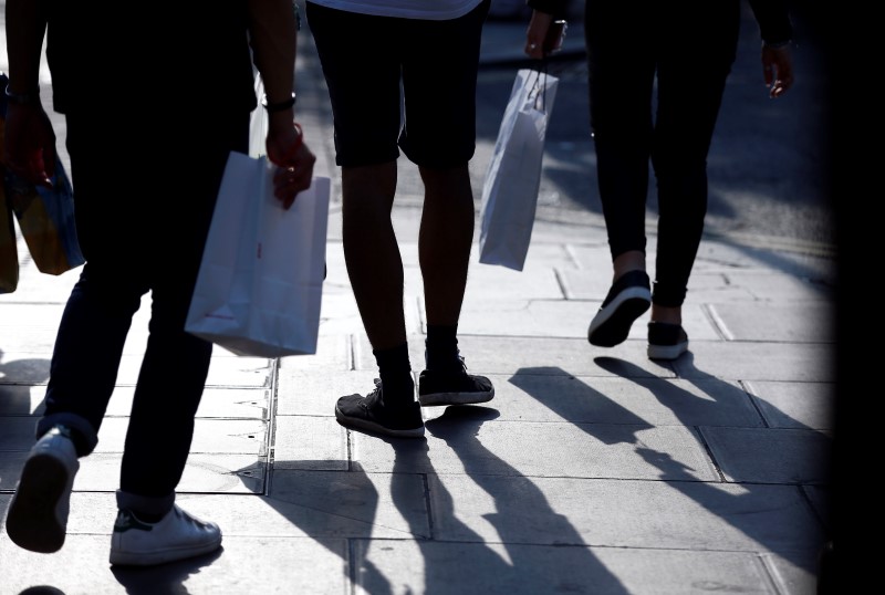 © Reuters. Shoppers walk along the pavement in Oxford Street, in London