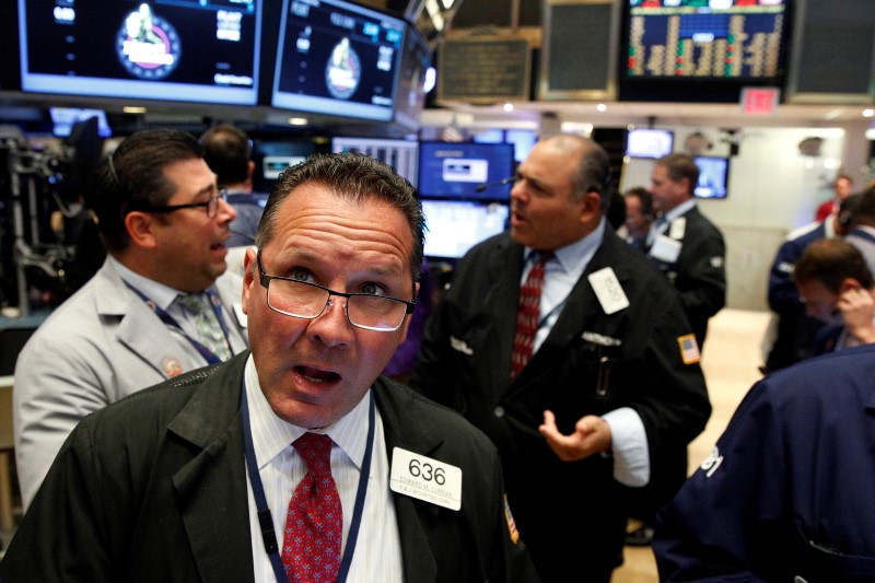 © Reuters. Traders work on the floor of the NYSE