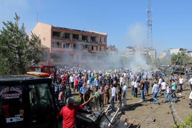 © Reuters. Pessoas vistas em frente local de explosão em uma delegacia na cidade turca de Elazig