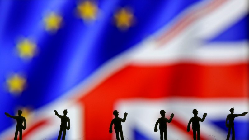 © Reuters. Miniature models of people are pictured in front of the European Union and UK flags in this photo illustration