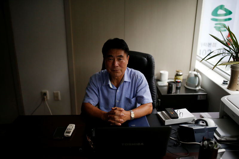 © Reuters. Choi Ju-hwal, a former North Korean senior army official who defected to the South Korea in 1995, poses for photographs during an interview with Reuters in Seoul