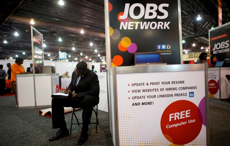 © Reuters. A job-seeker completes an application at a career fair in Philadelphia