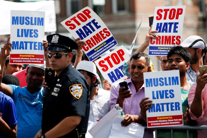 © Reuters. Community members take part in a protest to demand stop hate crime during the funeral service of Maulama Akonjee, and Uddin in the Queens borough of New York City