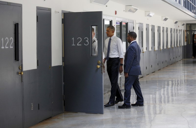 © Reuters. Obama visits a federal prison in Oklahoma