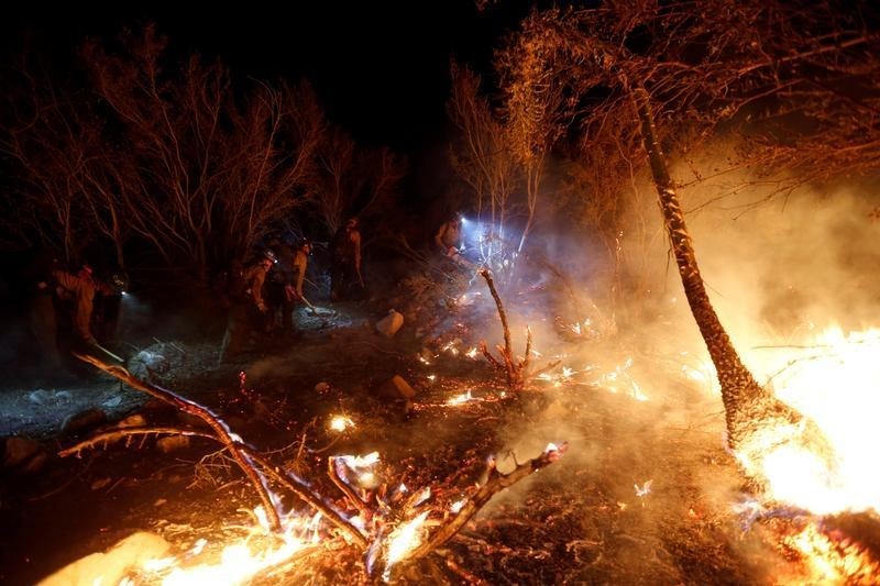 © Reuters. تقدم بطيء في احتواء حريق غابات كبير في كاليفورنيا