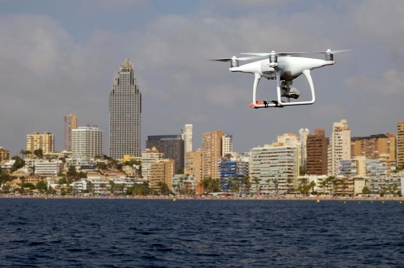 © Reuters. الشرطة الإسبانية تستخدم طائرات من دون طيار لمراقبة الشواطئ