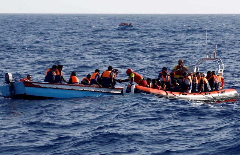 © Reuters. خفر السواحل الإيطالي: انتشال خمس جثث في البحر المتوسط وإنقاذ 534