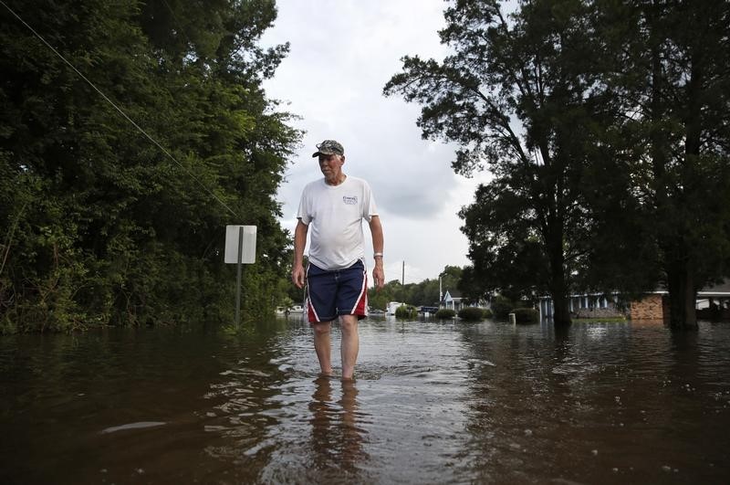 © Reuters. نحو 86500 شخص يتقدمون بطلبات إعانة نتيجة السيول في لويزيانا