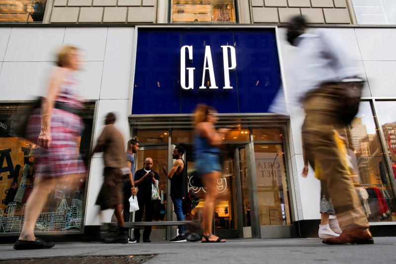 © Reuters. People pass by the GAP clothing retail store in Manhattan, New York