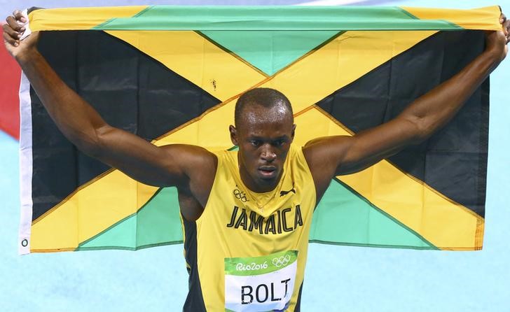 © Reuters. الجاميكي بولت ينال ذهبية 200 متر للمرة الثالثة على التوالي