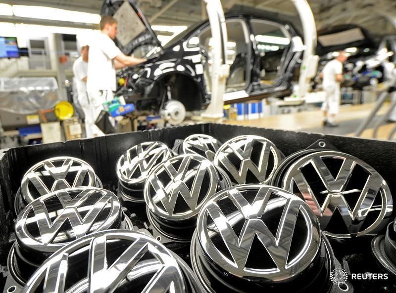 © Reuters. Emblems of VW Golf VII car are pictured in a production line at the plant of German carmaker Volkswagen in Wolfsburg