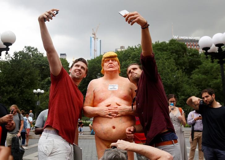 © Reuters. وضع تماثيل تجسد ترامب عاريا في مدن أمريكية
