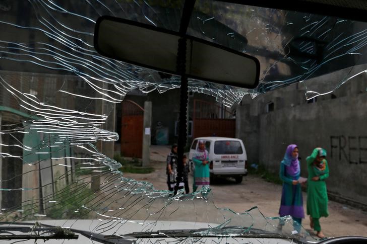 © Reuters. مستشفى في الشطر الهندي من كشمير يعج بضحايا الضرب وإطلاق الرصاص