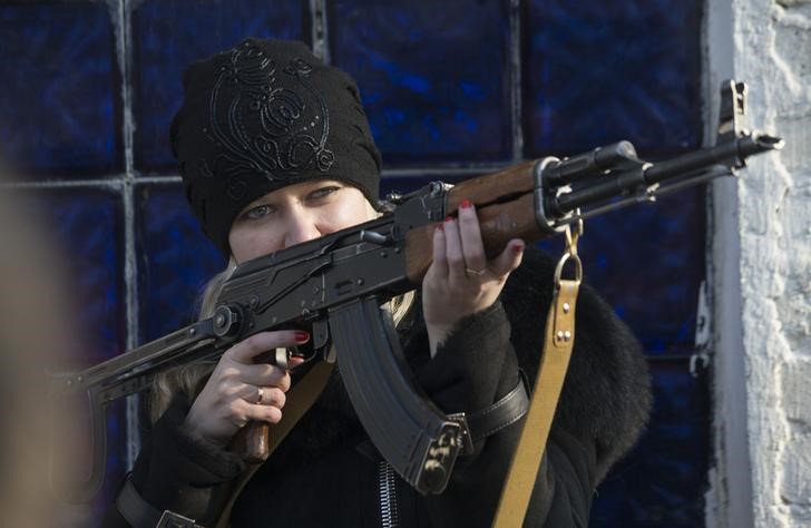 © Reuters. شركة كلاشنيكوف تفتح منفذا لبيع تذكارات في أكبر مطار بموسكو