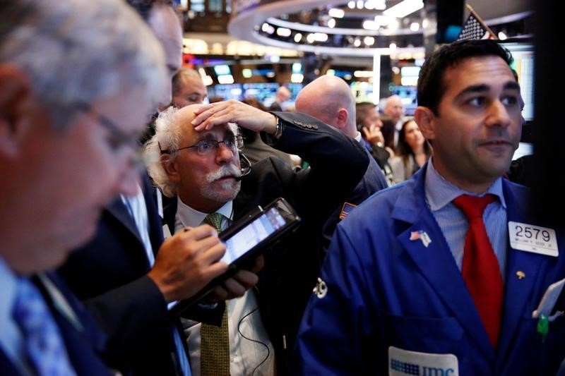 © Reuters. Traders work on the floor of the New York Stock Exchange (NYSE) shortly after the opening bell in New York