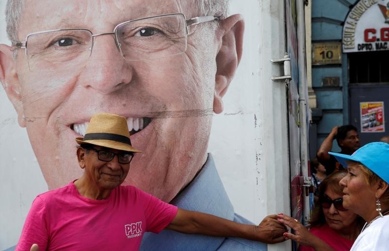 © Reuters. Supporters of Peru's presidential candidate Pedro Pablo Kuczynski of "Peruanos Por El Kambio" party attend an election campaign in Lima