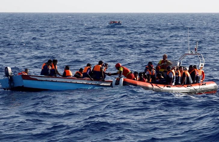 © Reuters. An inflatable boat from the Spanish vessel Astral operated by the NGO Proactiva collects migrants off the Libyan coast in the Mediterranean Sea