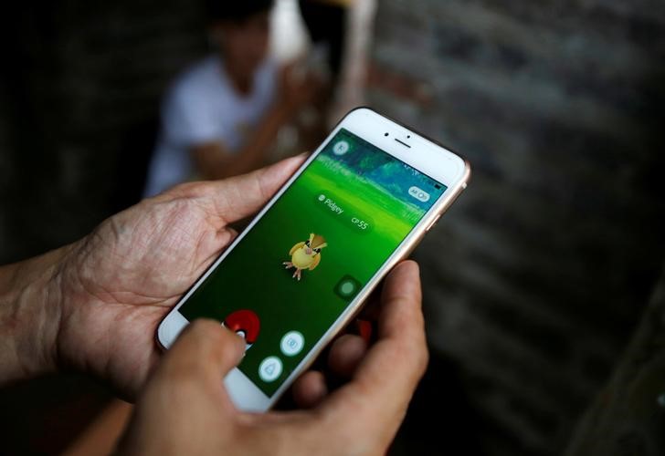 © Reuters. Homem joga Pokémon Go perto do lago Hoan Kiem, em Hanói, Vietnã